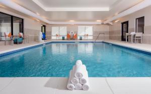 皮奥里亚东皮奥里亚 - 滨河智选假日酒店的大楼内的一个蓝色海水游泳池