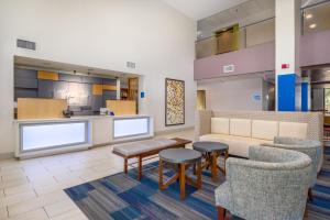 凤凰城Holiday Inn Express Phoenix-Airport/University Drive, an IHG Hotel的大堂设有带椅子和沙发的等候区