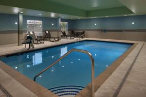 波特兰卡斯卡特斯坦波特兰机场智选假日套房酒店的在酒店房间的一个大型游泳池