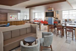 波特兰卡斯卡特斯坦波特兰机场智选假日套房酒店的一间带沙发和桌椅的餐厅