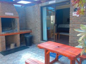 Doring BayThornbay accommodation的砖砌庭院设有木凳和壁炉