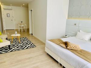 蓬塔德尔加达Urban Apart - Azores的一间卧室配有一张床、一把椅子和一张桌子