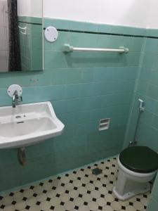 彼得罗波利斯Casa Verde em Petrópolis的浴室配有绿色卫生间和水槽。