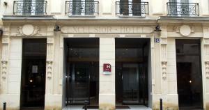 巴黎巴蒂尼奥勒埃克塞尔西奥酒店的一座拥有豪华酒店入口的建筑