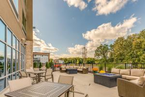 Holiday Inn Express & Suites Okemos - University Area, an IHG Hotel的阳台或露台