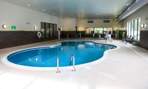 拉瓦莱Holiday Inn Express & Suites Cumberland - La Vale, an IHG Hotel的在酒店房间的一个大型游泳池