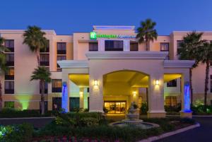 肯代尔肯德尔东 - 迈阿密智选假日酒店及套房的棕榈树的夜 ⁇ 