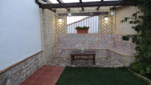 贝纳卢普-卡萨斯维耶哈斯Las Lagunetas del sur的一个带桌子和窗户的小庭院