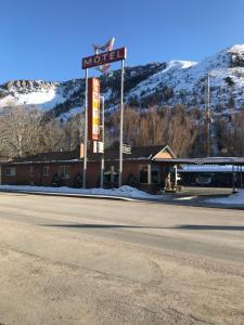 熔岩温泉村Lava Spa Motel & RV的路边有标志的汽车旅馆