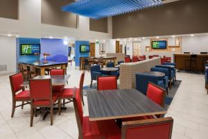 明尼阿波利斯明尼阿波利斯黄金谷智选假日酒店的一间带桌椅和电视的用餐室