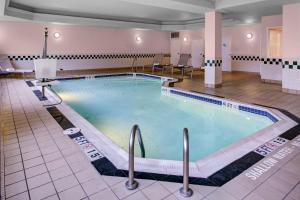 匹兹堡匹兹堡南侧智选假日酒店的在酒店房间的一个大型游泳池