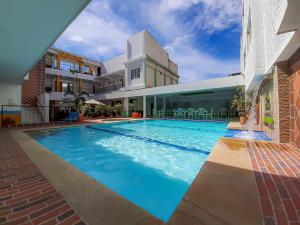 库库塔Hotel Victoria Plaza Millenium的一座建筑物中央的游泳池