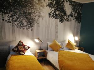 图尔图尔天鹅酒店的两张睡床彼此相邻,位于一个房间里