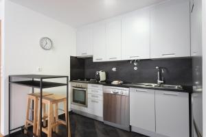 里斯本FLH Liberdade Contemporary Flat的厨房配有白色橱柜、水槽和柜台。
