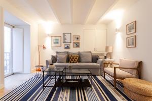 里斯本FLH Bairro Alto Elegant Apartment的客厅配有沙发和桌子