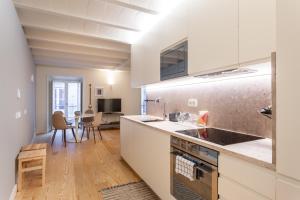 里斯本FLH Bairro Alto Elegant Apartment的厨房配有白色橱柜和台面