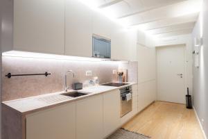 里斯本FLH Bairro Alto Elegant Apartment的厨房配有白色橱柜和水槽