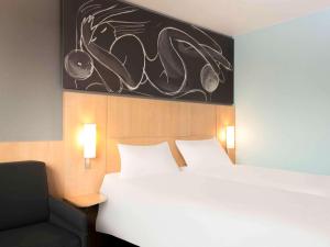 Thielle纳沙泰尔3宜必思酒店的卧室配有白色的床和椅子