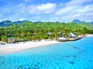 拉罗汤加The Rarotongan Beach Resort & Lagoonarium的享有海滩空中美景和度假胜地
