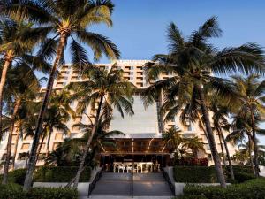 迈阿密普尔曼迈阿密机场酒店的前面有棕榈树的酒店