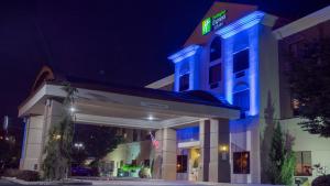 Newton纽顿斯巴达智选假日酒店的前面有蓝色灯光的酒店