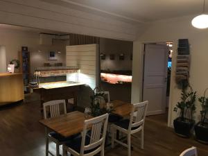 卡尔斯港Port Hotel Apartments的厨房以及带桌椅的用餐室。