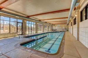 蒙特罗斯Holiday Inn Express Hotel & Suites Montrose - Black Canyon Area, an IHG Hotel的大楼内的大型室内游泳池