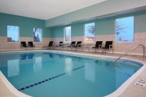 Pekin Heights派京皮奥里亚区智选假日酒店的游泳池位于酒店客房内,配有桌椅