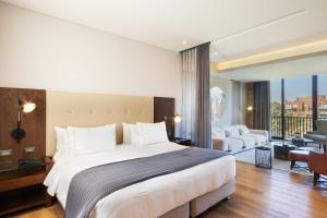 波哥大Cassa Luxury Homes的一间带大床的卧室和一间客厅