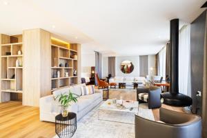 波哥大Cassa Luxury Homes的客厅配有白色的沙发和椅子