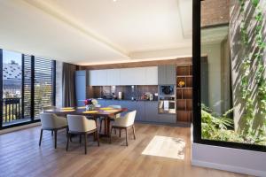 波哥大Cassa Luxury Homes的开放式厨房以及带桌椅的用餐室。
