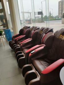 杭州7天连锁酒店(杭州萧山国际机场西大门店)的建筑物中一排皮座椅