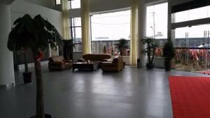 杭州7天连锁酒店(杭州萧山国际机场西大门店)的大厅,大厅里长着长沙发和盆栽植物