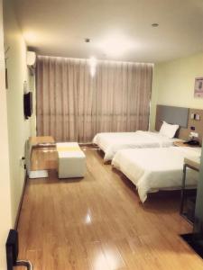 杭州7天连锁酒店(杭州萧山国际机场西大门店)的酒店客房设有两张床和窗户。
