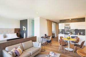 波哥大Cassa Luxury Homes的带沙发的客厅和厨房