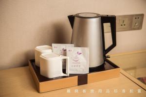 杭州Lavande Hotels·Hangzhou Xiaoshan International Airport的桌子上的一个咖啡壶