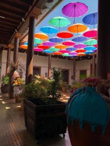 乌鲁阿潘Hotel Villa de Flores的悬挂在天花板上的一大堆彩色雨伞