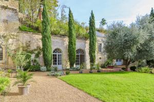 武夫赖Le Gaimont Maison d'Hôtes Vouvray的享有带庭院的石头房子的外部景色