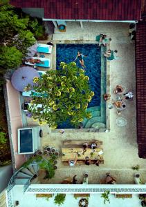 坎古The Chillhouse Canggu by BVR Bali Holiday Rentals的游泳池的顶部景色,里面的人
