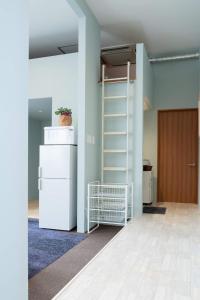 熊本Kumamoto - Apartment / Vacation STAY 76520的空房间,配有冰箱和衣柜