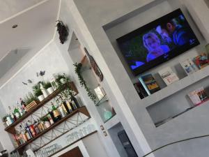 里米尼Beach Hotel Clerice的享有酒吧的景色,墙上配有平面电视