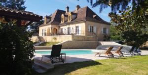 圣樊尚德科塞La noyeraie du port d'enveaux的一座房子前面设有游泳池