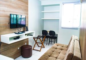 巴西利亚Kit Net - Vila Verde Sudoeste的带沙发和电视的客厅