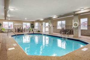 HeathComfort Inn & Suites Columbus East的蓝色的大游泳池,位于酒店客房内