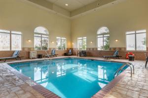 Batesville贝茨维尔康福特套房酒店的蓝色的大游泳池,位于酒店客房内