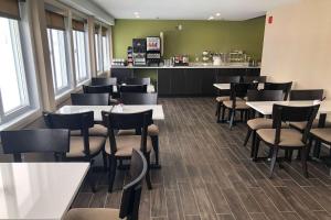 Sleep Inn & Suites Quebec City East餐厅或其他用餐的地方