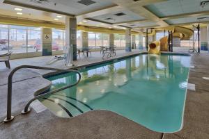 阿尔伯克基Holiday Inn & Suites Albuquerque-North I-25, an IHG Hotel的大楼内的大型游泳池