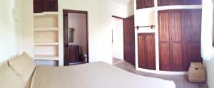 锡瓦塔塔内霍Ceiba Studios的一间卧室设有一张床和两个木门