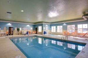 北普拉特Holiday Inn Express & Suites North Platte, an IHG Hotel的在酒店房间的一个大型游泳池
