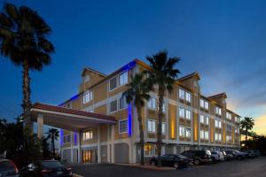 圣安东尼奥圣安东尼市中心市场区奥智选假日酒店的一座楼前有棕榈树的酒店